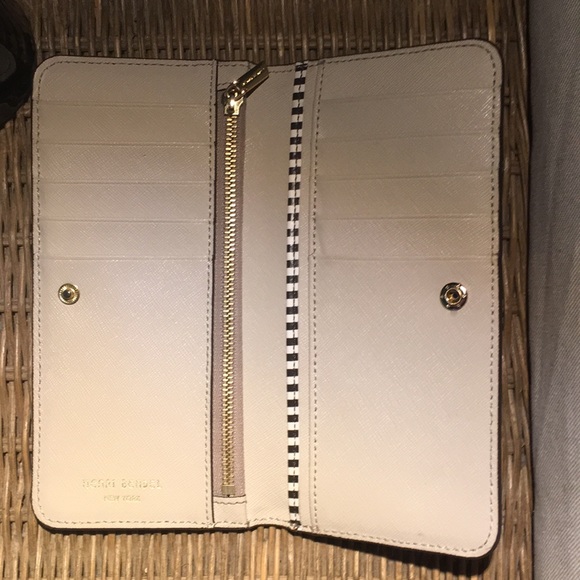 Henri Bendel West 57th Single Snap Wallet - Picture 3 of 6